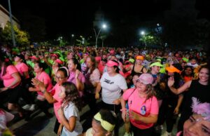 Los asistentes bailaron para conmemorar el mes de la lucha contra el Cáncer
