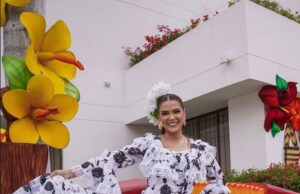 Maren García rinde homenaje a Omar Geles en el desfile de piloneras del Festival Vallenato 2025