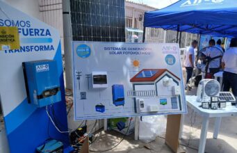 La tienda, Mi Mejor Esquina, del barrio Villa Angelita, resultó beneficiada con la instalación de paneles solares.