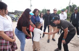 El barrio Villanueva tendrá centro de salud, vías pavimentadas, parque y alumbrado público: alcalde al poner primera piedra del PASO