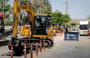 Alcaldía de Soledad realiza trabajos de retiro de sedimentos y recuperación de la capacidad hidráulica en canales en la calle 30