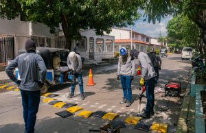Alcaldía de Soledad refuerza la seguridad vial con instalación de reductores de velocidad en zonas escolares