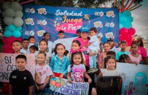 ¡En el día de la niñez, Soledad se la jugó por la paz en su chiva de la alegría!