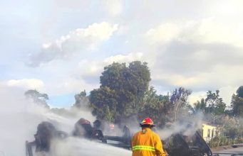 Bomberos controlan emergencia en El Piñal tras trágico accidente de tractocamión cargado con gasolina
