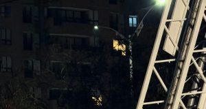 Rescatan con éxito a hombre que permaneció más de 12 horas en una torre de transmisión