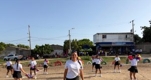 Más de 90 niños en Sabanalarga le ganan el partido al peligro. Comunidad y Policía reviven cancha abandonada en Villa Elena