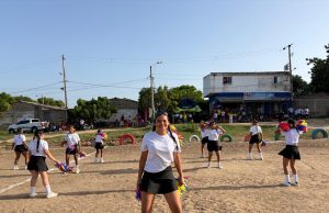 Más de 90 niños en Sabanalarga le ganan el partido al peligro. Comunidad y Policía reviven cancha abandonada en Villa Elena