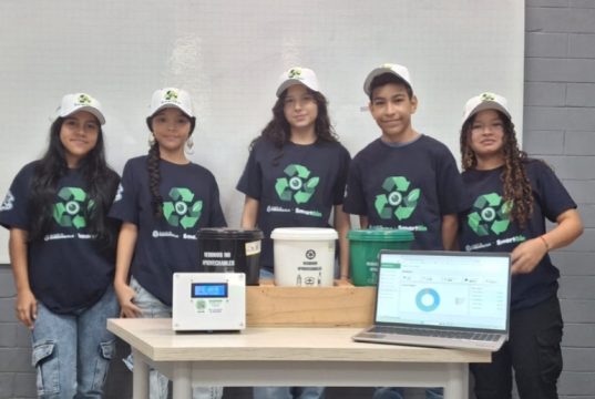 Estudiantes de Barranquilla llevaron a Chile un dispositivo inteligente que promueve el reciclaje con inteligencia artificial