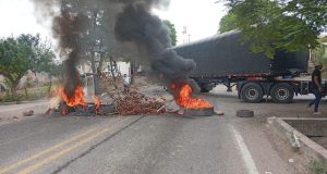 Protesta por fallas en el servicio de energía mantiene bloqueada la Troncal en Bosconia