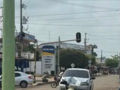 en la madrugada de este domingo se registró un accidente de tránsito sobre una de las principales avenidas del municipio de sahagún, donde un automóvil terminó sobre el separador e impactó contra un poste de alumbrado público luego de que su conductor perdiera el control.