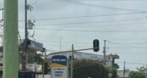 en la madrugada de este domingo se registró un accidente de tránsito sobre una de las principales avenidas del municipio de sahagún, donde un automóvil terminó sobre el separador e impactó contra un poste de alumbrado público luego de que su conductor perdiera el control.