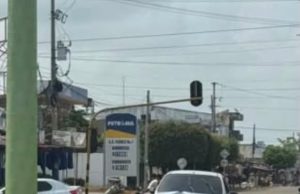 en la madrugada de este domingo se registró un accidente de tránsito sobre una de las principales avenidas del municipio de sahagún, donde un automóvil terminó sobre el separador e impactó contra un poste de alumbrado público luego de que su conductor perdiera el control.