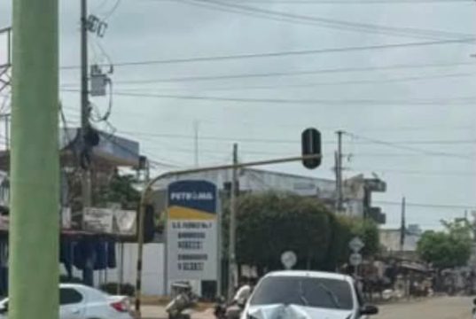 en la madrugada de este domingo se registró un accidente de tránsito sobre una de las principales avenidas del municipio de sahagún, donde un automóvil terminó sobre el separador e impactó contra un poste de alumbrado público luego de que su conductor perdiera el control.