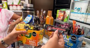 Alcaldia y Policía Nacional incautan productos sin registro INVIMA