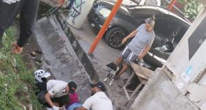 Accidente vial en la Circunvalar: motociclista cae a canaleta frente a Metroparque y es rescatado por personal de salud