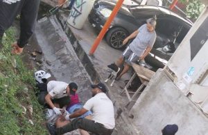 Accidente vial en la Circunvalar: motociclista cae a canaleta frente a Metroparque y es rescatado por personal de salud