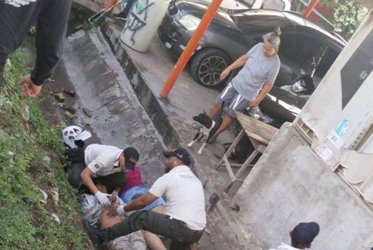 Accidente vial en la Circunvalar: motociclista cae a canaleta frente a Metroparque y es rescatado por personal de salud