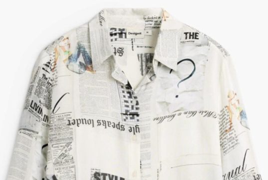El estampado de periódico regresa con fuerza y revive la moda Y2K