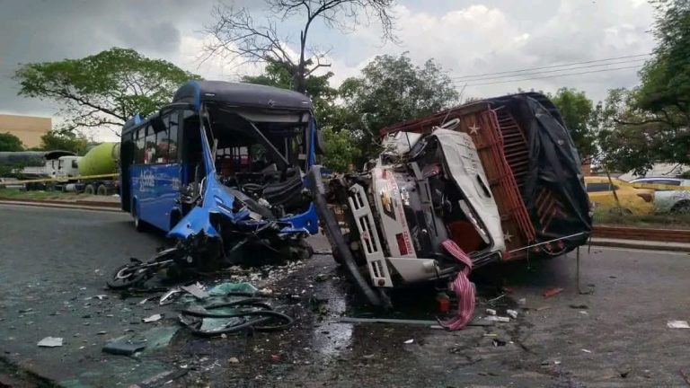 Accidente entre bus de sodis y furgón deja dos personas heridas en la calle 30, en soledad
