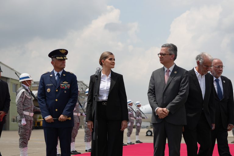 Presidenta de Costa Rica llegó a Barranquilla para reunirse con el Presidente Abelardo De La Espriella